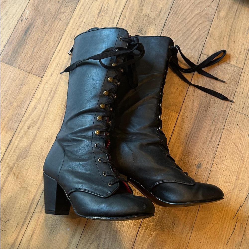 Hot boots 👢 black w red interior, mid calf  vegan leather, witchy, blocky heels